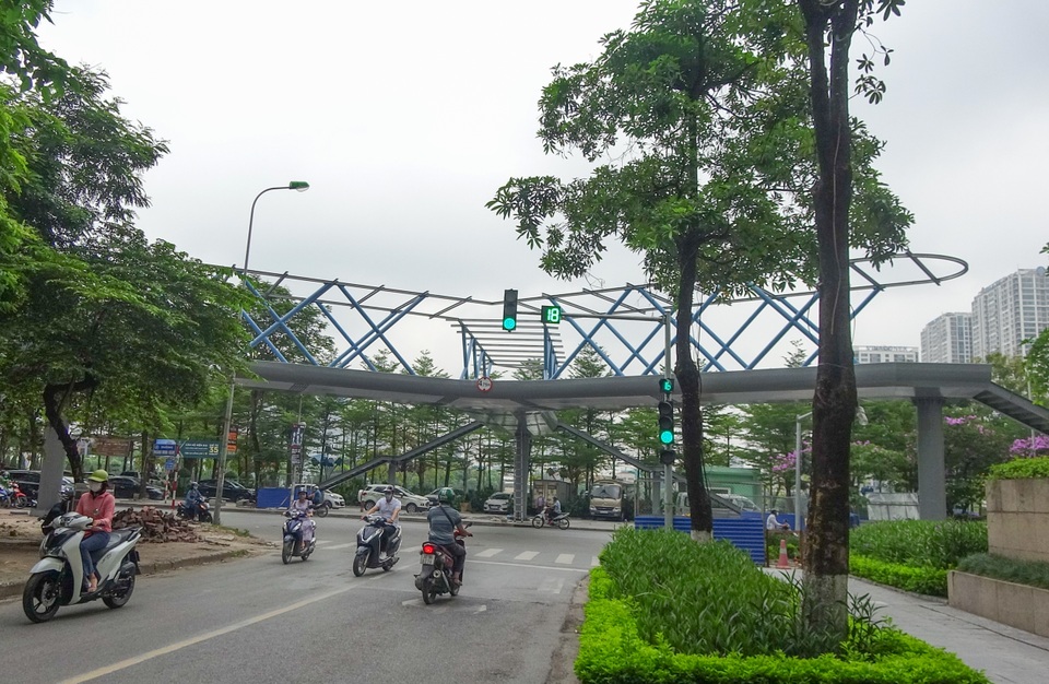 Thích thú với cây cầu vượt sang đường hình chữ Y, độc lạ nhất Hà Nội - 11 Thích thú với cây cầu vượt sang đường hình chữ Y, độc lạ nhất Hà Nội - 11
