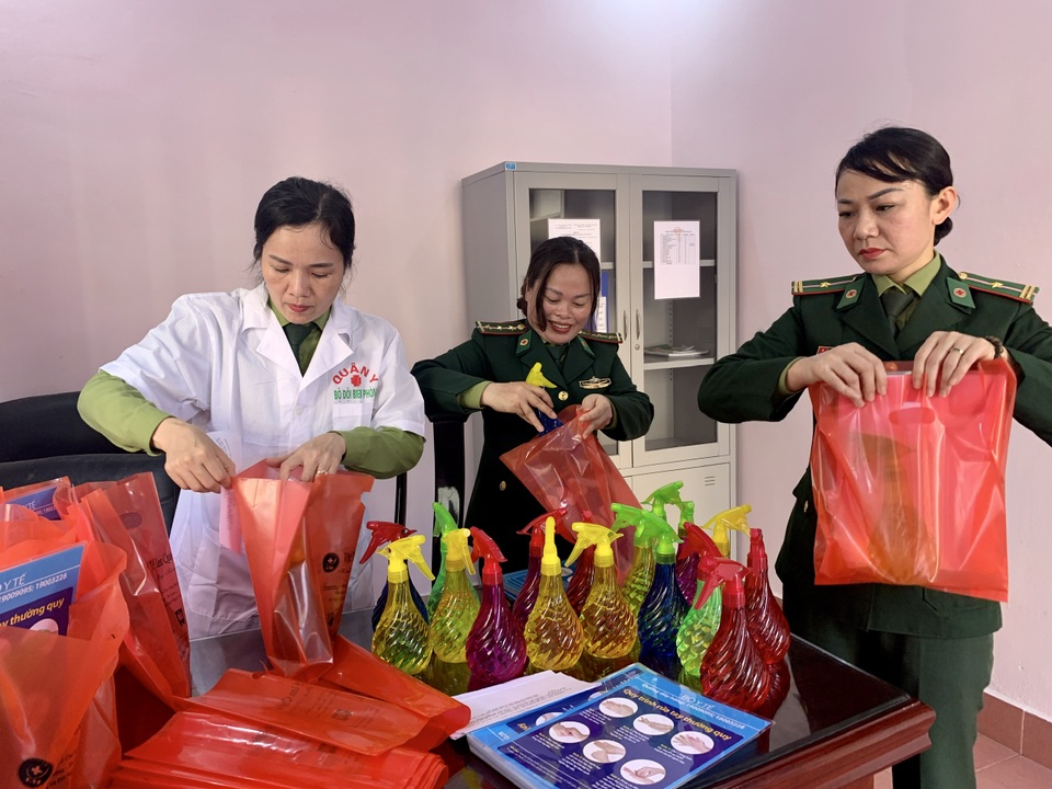 Bác sĩ quân y chăm sóc sức khỏe cho quân dân khu vực biên giới - 12 Bác sĩ quân y chăm sóc sức khỏe cho quân dân khu vực biên giới - 12