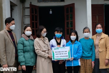 Bạn đọc Dân trí giúp hai hoàn cảnh học sinh khó khăn hơn 300 triệu đồng