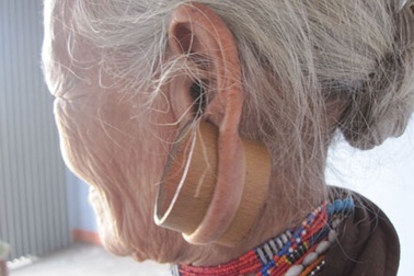 Tận mắt ngắm những phụ nữ cưa răng, căng tai, xăm mặt làm đẹp