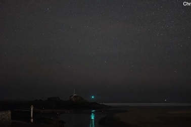 Khoảnh khắc sao băng lóe sáng trên bầu trời đêm