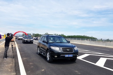 Phó Thủ tướng phát lệnh thông xe tuyến cao tốc Đà Nẵng - Quảng Ngãi