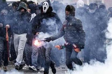 Bạo loạn kinh hoàng trước thềm trận derby Roma