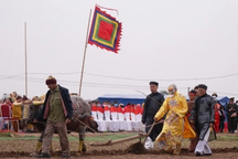 Đầu năm "vua" xuống ruộng đi cày