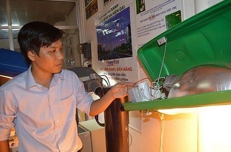 Quản lý chiếu sáng công cộng thông minh bằng công nghệ, thiết bị Việt Nam - 1 Bộ điều khiển Power Eco gắn trực tiếp trên bóng đèn để tiết kiệm điện năng tiêu thụ
