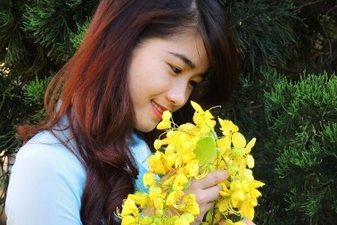 Thiếu nữ Huế và những sắc hoa mùa hạ