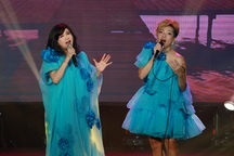 Thanh Lam - Hà Trần diện trang phục đồng điệu, song ca ăn ý