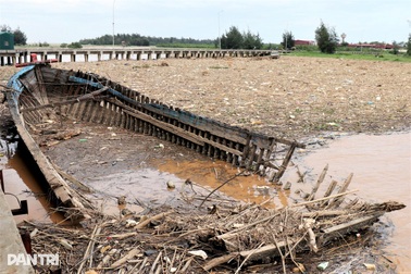 Gần 700 tấn rác bủa vây sau mưa lũ