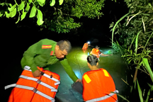 Công an vật lộn giải cứu 5 thanh niên giữa dòng nước xiết