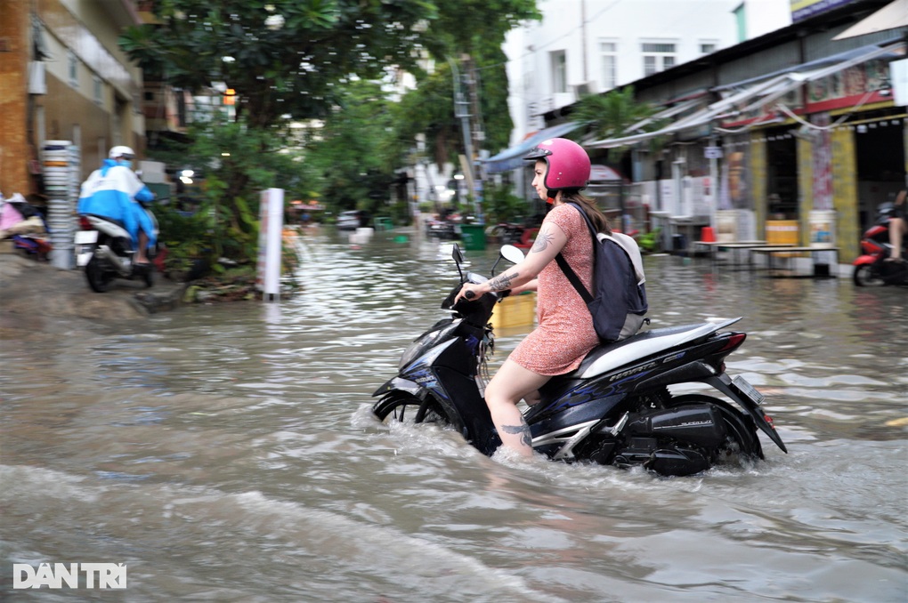 Phố nhà giàu ở TPHCM ngập sâu sau mưa, người dân dắt bộ, lội nước về nhà - 4 Phố nhà giàu ở TPHCM ngập sâu sau mưa, người dân dắt bộ, lội nước về nhà - 4