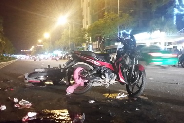 2 người bị thương nặng, 2 xe máy nát bét sau cú tông mạnh