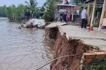 Một căn nhà bất ngờ rơi xuống sông Măng Thít