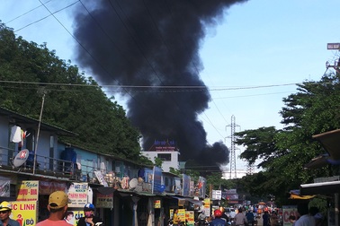 Cháy sát trường mầm non, sơ tán khẩn cấp hơn 300 học sinh