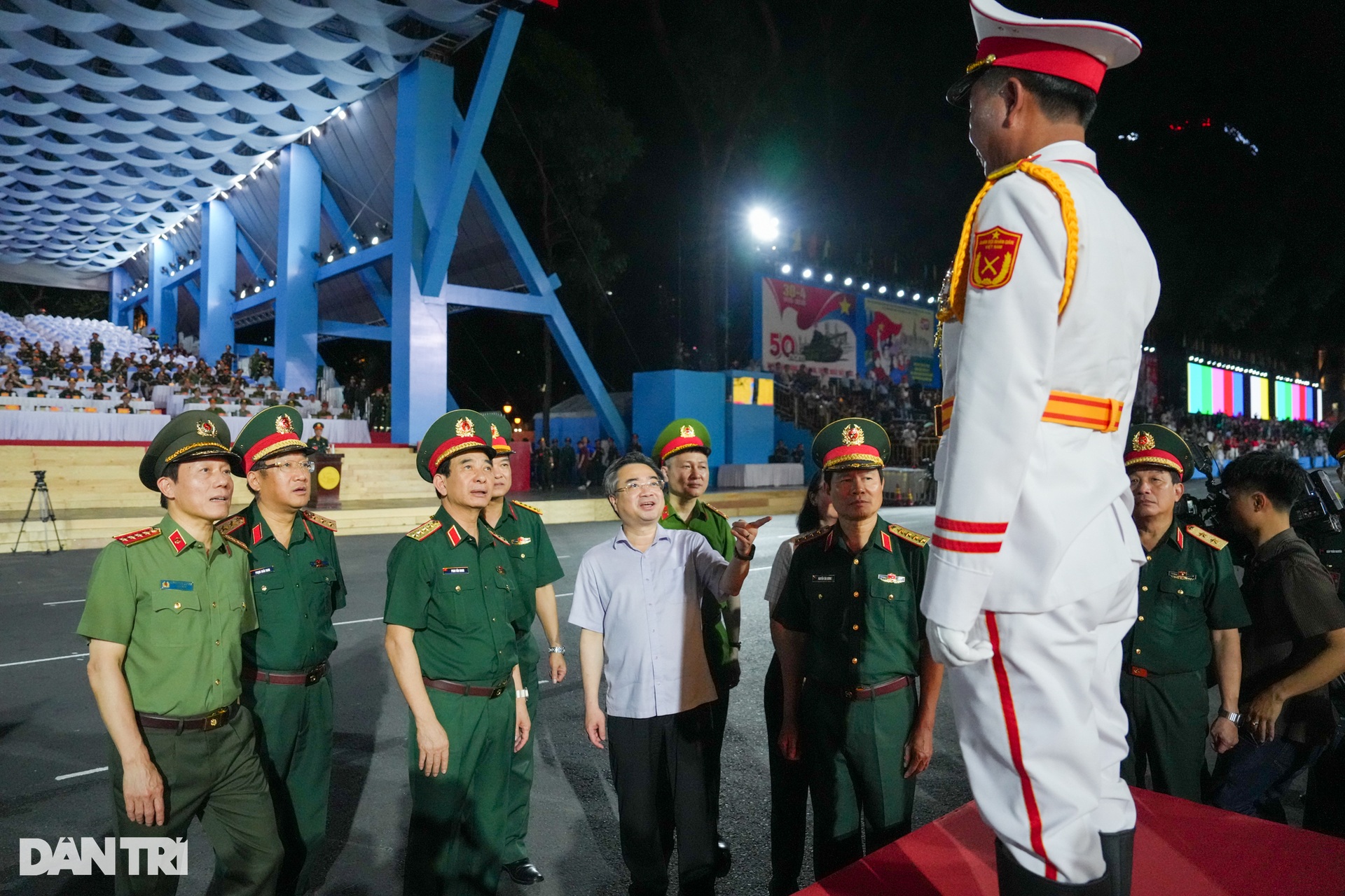 Bộ Quốc phòng và Bộ Công an kiểm tra hợp luyện diễu binh, diễu hành ở TPHCM - 3 Bộ Quốc phòng và Bộ Công an kiểm tra hợp luyện diễu binh, diễu hành ở TPHCM - 3