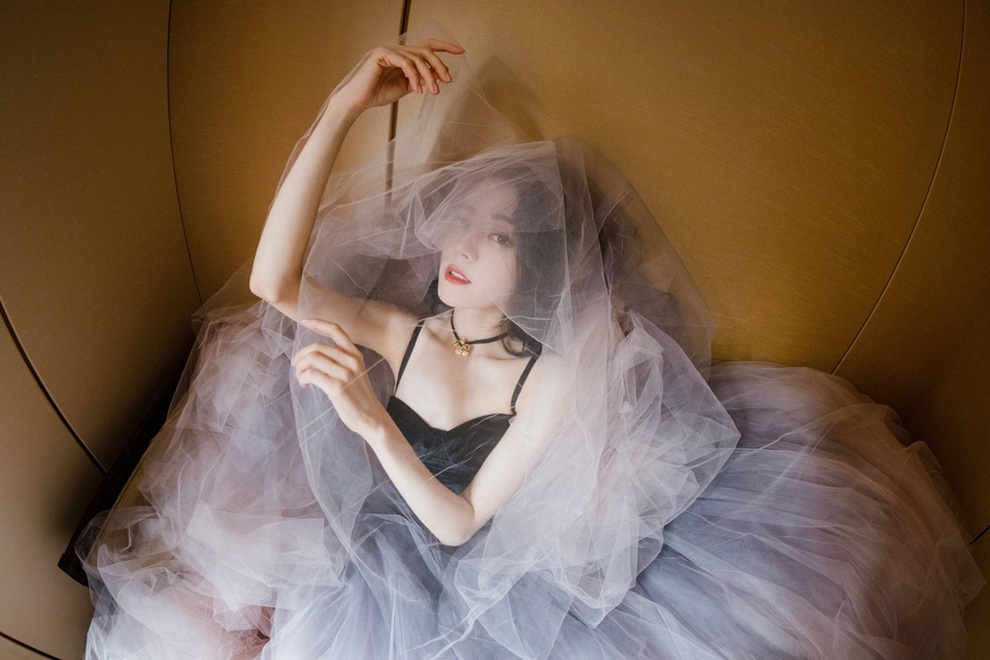 Địch Lệ Nhiệt Ba: Kiêu sa như công chúa nhưng... quá gầy! - 13 Địch Lệ Nhiệt Ba: Kiêu sa như công chúa nhưng... quá gầy! - 13