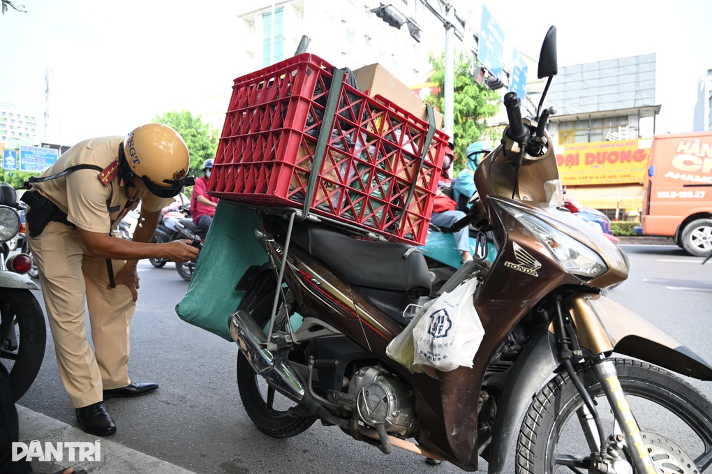Người giao hàng ở TPHCM bất ngờ vì mức phạt tăng gấp 10 lần - 3 Người giao hàng ở TPHCM bất ngờ vì mức phạt tăng gấp 10 lần - 3