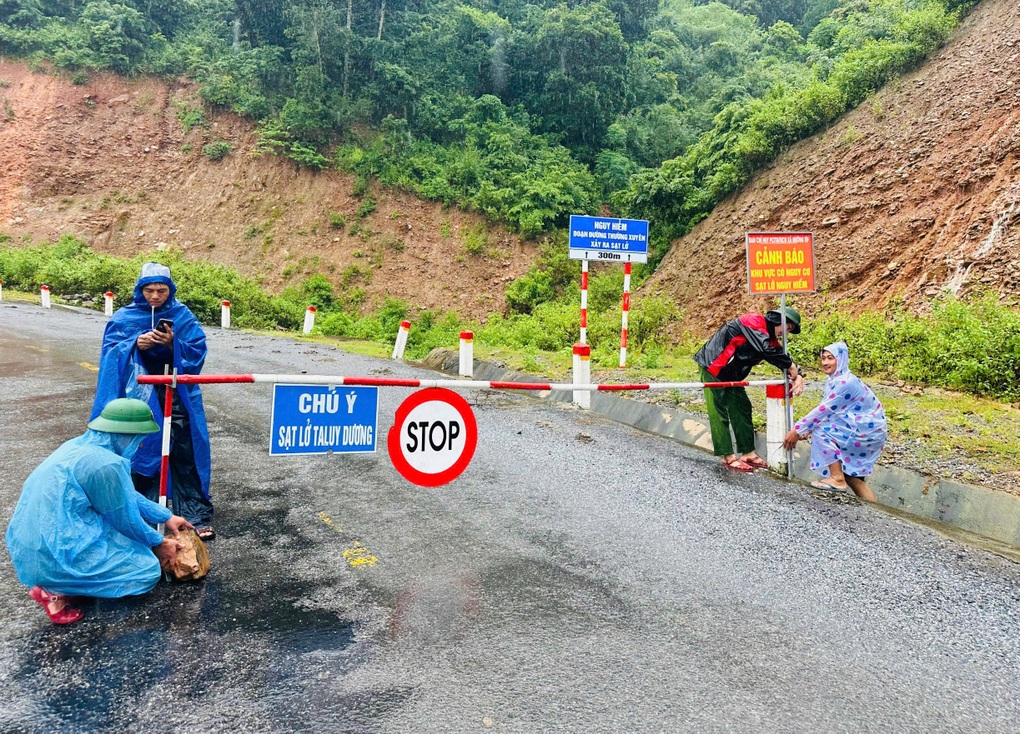 Kiểm tra điểm sạt lở, đoàn cán bộ công an suýt bị đá rơi trúng - 1 Kiểm tra điểm sạt lở, đoàn cán bộ công an suýt bị đá rơi trúng - 1