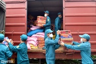 Hơn 300 tấn nhu yếu phẩm nhân dân tỉnh Hòa Bình gửi tặng đã vào tới TPHCM