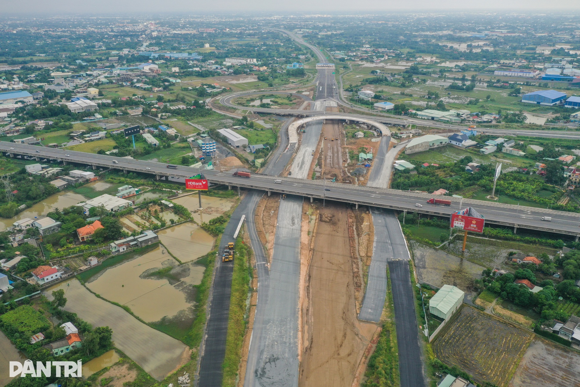 Nút giao nối 3 cao tốc ở cửa ngõ phía Tây TPHCM sắp hoàn thành - 2 Nút giao nối 3 cao tốc ở cửa ngõ phía Tây TPHCM sắp hoàn thành - 2