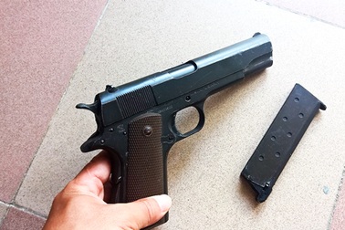 Dùng ma túy, bị đuổi, nam thanh niên rút súng bắn 2 người