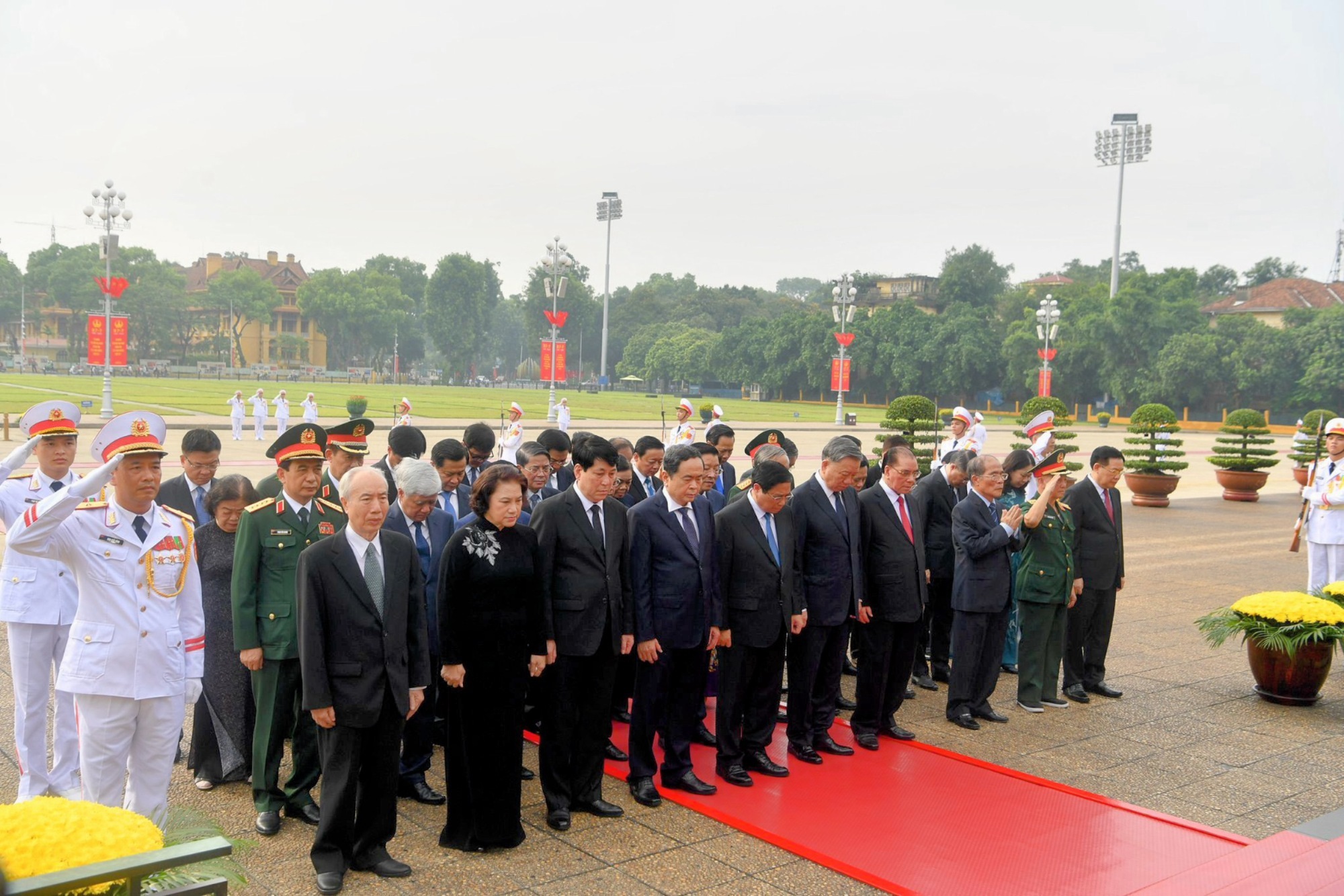 View - Lãnh đạo Đảng, Nhà nước viếng Chủ tịch Hồ Chí Minh và các Anh hùng liệt sĩ | Báo Dân trí