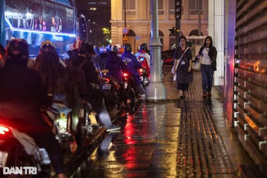 Chán cảnh kẹt xe, nam nhân viên văn phòng ở TPHCM đi bộ 6km về nhà