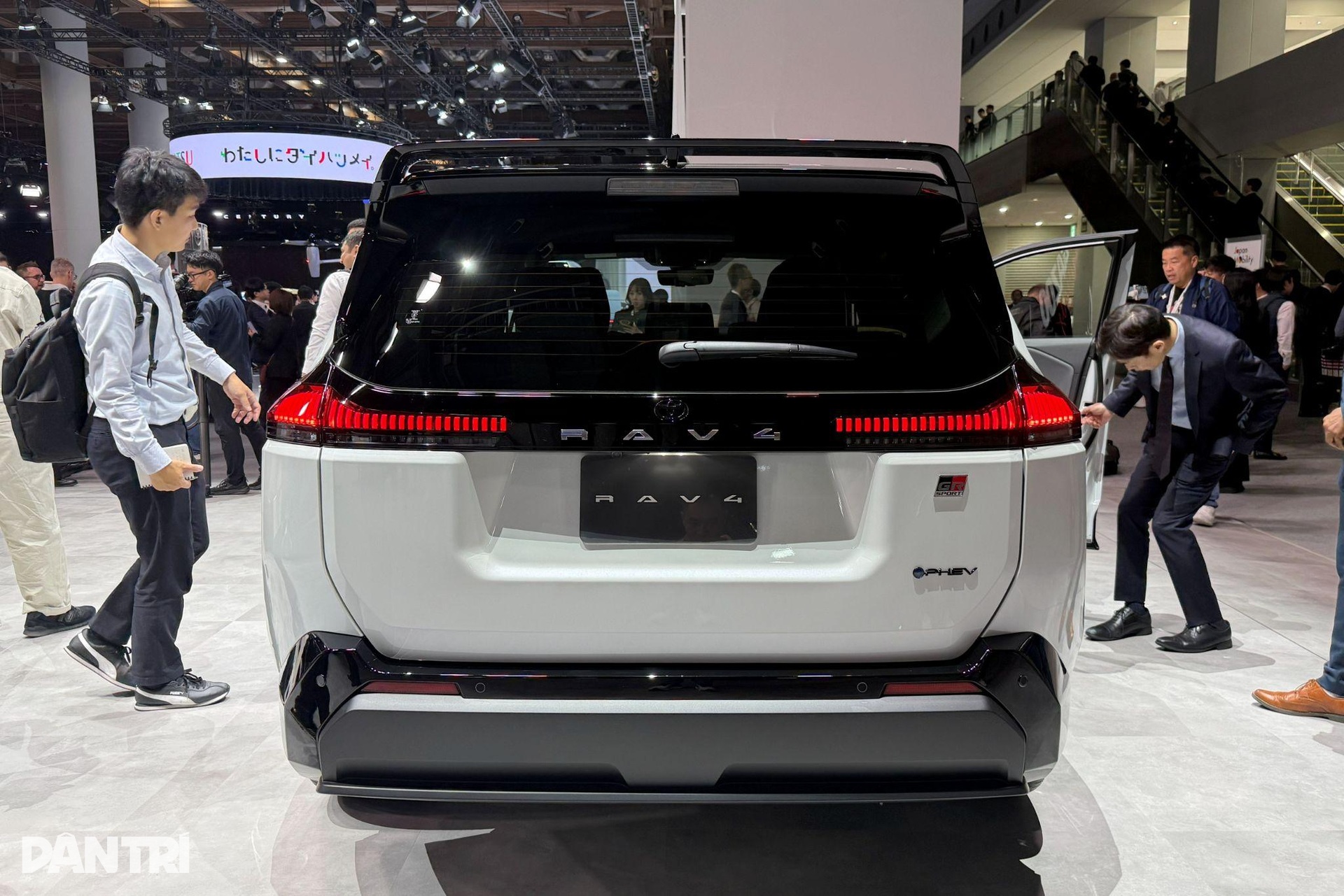 Cận cảnh Toyota RAV4 2026: “Lột xác” toàn diện, thông minh như xe điện - 3 Cận cảnh Toyota RAV4 2026: “Lột xác” toàn diện, thông minh như xe điện - 3