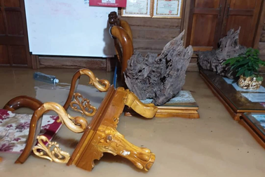 Bàn ghế trôi dập dềnh trong nước lũ