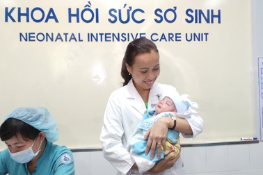 Cháu bé bị dao đâm xuyên hộp sọ được xuất viện đúng ngày đầy tháng