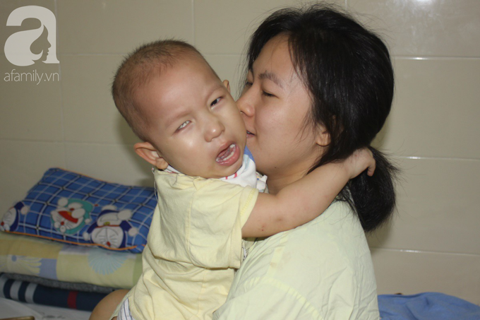 Bố bỏ rơi, người mẹ ôm con trai 18 tháng tuổi bị ung thư võng mạc đi tìm ánh sáng - Ảnh 12. Bố bỏ rơi, người mẹ ôm con trai 18 tháng tuổi bị ung thư võng mạc đi tìm ánh sáng - Ảnh 12.