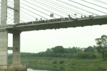 Gần 250 người mạo hiểm nhảy cầu tập thể ở Brazil để lập kỷ lục