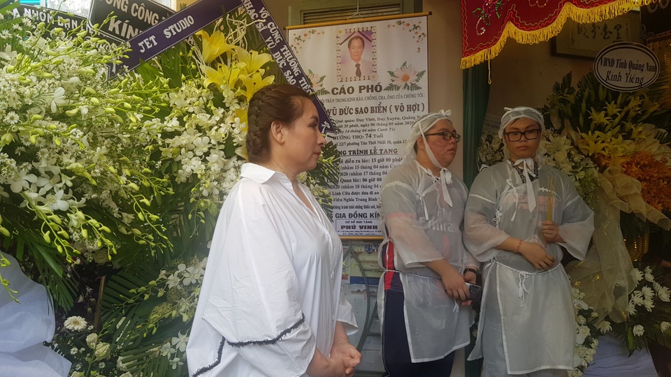 Nghệ sĩ Thanh Ngân, Vân Khánh... bật khóc khi đến viếng Vũ Đức Sao Biển - 5 Nghệ sĩ Thanh Ngân, Vân Khánh... bật khóc khi đến viếng Vũ Đức Sao Biển - 5