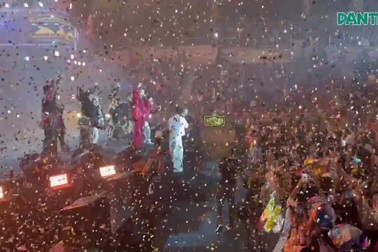 Tiết mục "Chiếc khăn piêu" tại đêm nhạc gây quỹ ủng hộ người dân vùng lũ