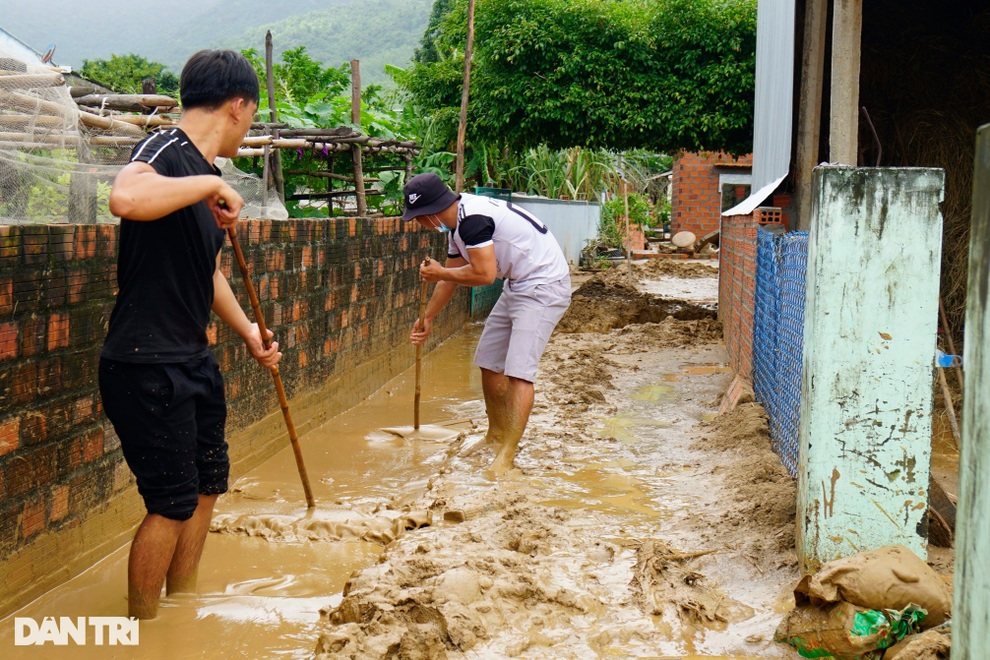 Cận cảnh núi Cấm nổi giận, lũ bùn phủ kín khu dân cư - 6 Cận cảnh núi Cấm nổi giận, lũ bùn phủ kín khu dân cư - 6