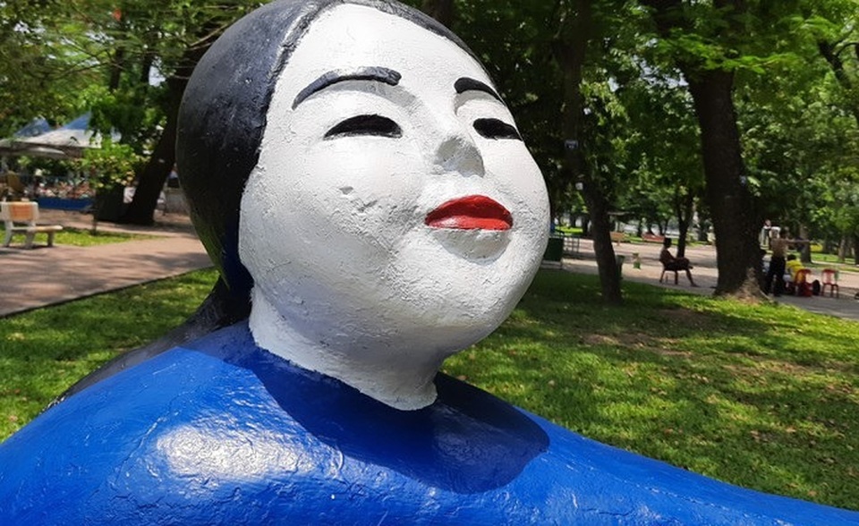 Bị phản ứng dữ dội, tượng ở Công viên Thống Nhất lại đổi màu sơn - 4 Bị phản ứng dữ dội, tượng ở Công viên Thống Nhất lại đổi màu sơn - 4