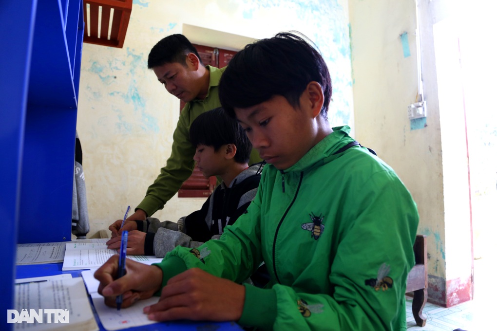 Những ông bố nuôi mang quân hàm xanh của học trò người Rục - 4 Những ông bố nuôi mang quân hàm xanh của học trò người Rục - 4
