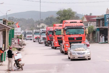 Màn rước dâu độc lạ bằng 20 xe đầu kéo container "gây sốt"