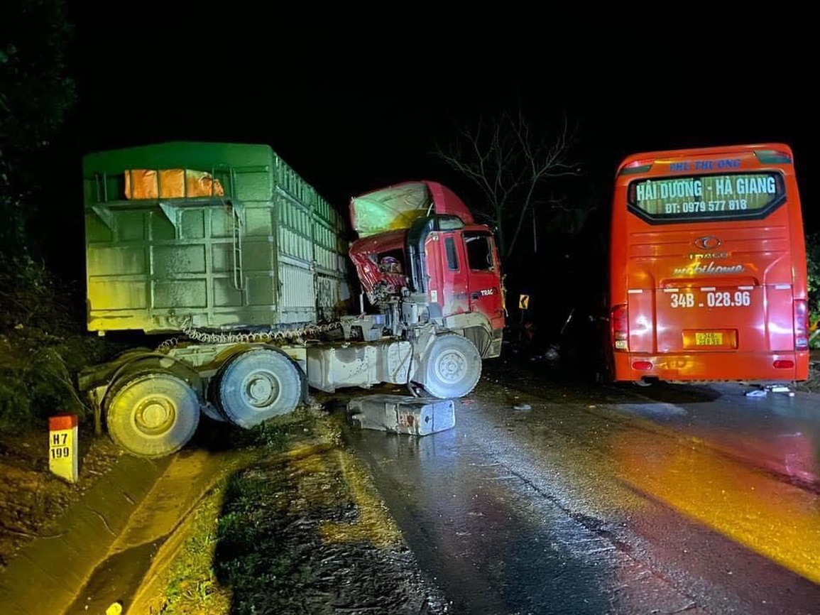 Ô tô khách đấu đầu xe đầu kéo trong đêm, 2 người thương vong - 1 Ô tô khách đấu đầu xe đầu kéo trong đêm, 2 người thương vong - 1