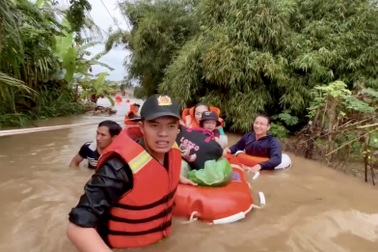 Ngập sâu ở Lâm Đồng, lực lượng chức năng khẩn trương cứu hộ dân