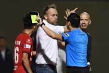 Bị chỉ trích dữ dội, trọng tài được cảnh sát hộ tống rời sân Thanh Hóa