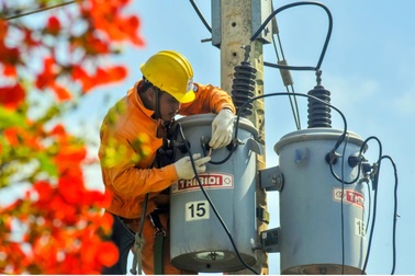 Thợ điện - nghề của sự hy sinh thầm lặng và tinh thần trách nhiệm cao