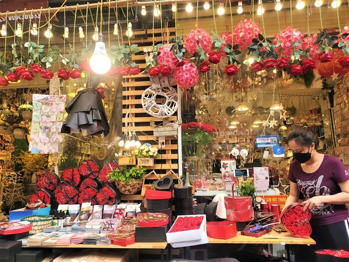 Nam giới kín mít khẩu trang, xếp hàng dài mua quà Valentine - Ảnh 7. Nam giới kín mít khẩu trang, xếp hàng dài mua quà Valentine - Ảnh 7.
