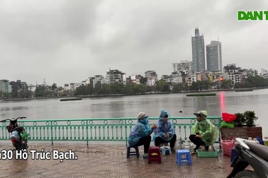 Người dân Hà Nội đương đầu với thời tiết khắc nghiệt kèm mưa liên tục