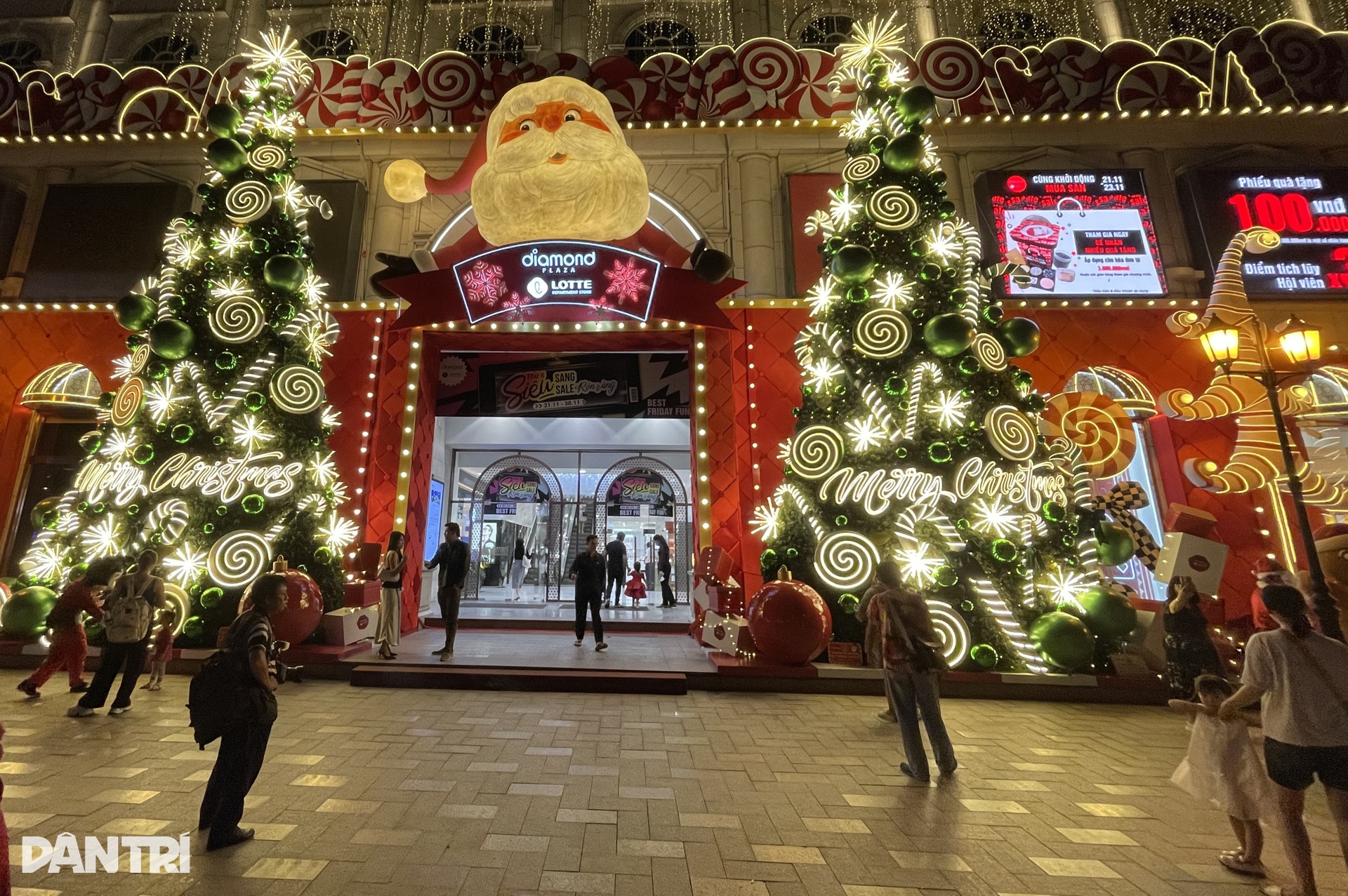 TPHCM rực rỡ sắc màu Giáng sinh sớm, giới trẻ đổ xô sống ảo - 10