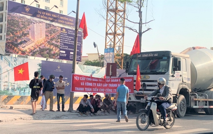 Một số doanh nghiệp cung cấp vật liệu xây dựng cho dự án BT và dự án Khu nhà ở thương mại Lê Hồng Phong – Eden Graden, căng băng rôn đòi nợ BIDGROUP và đơn vị thi công dự án. Ảnh NDCC chụp ngày 18/05/2023.