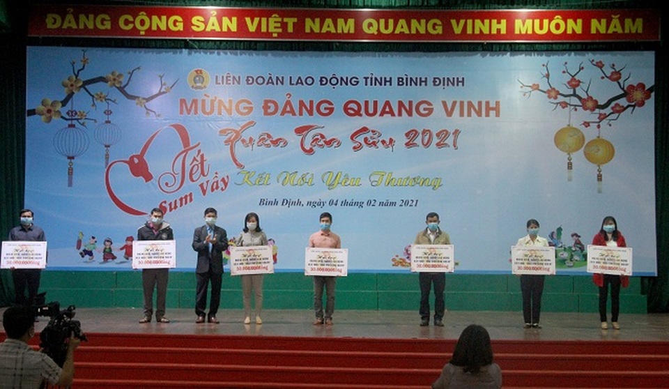 Trao hơn 1.640 suất quà đến với người lao động nghèo dịp Tết - 2 Trao hơn 1.640 suất quà đến với người lao động nghèo dịp Tết - 2