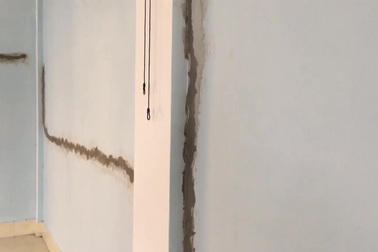 Nhà thi đấu đa năng chưa nghiệm thu đã nứt nẻ