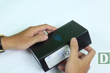 Đập hộp Galaxy S8+ chính hãng đầu tiên tại Việt Nam