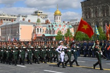 Khoảnh khắc lá cờ đỏ sao vàng tung bay trên Quảng trường Đỏ