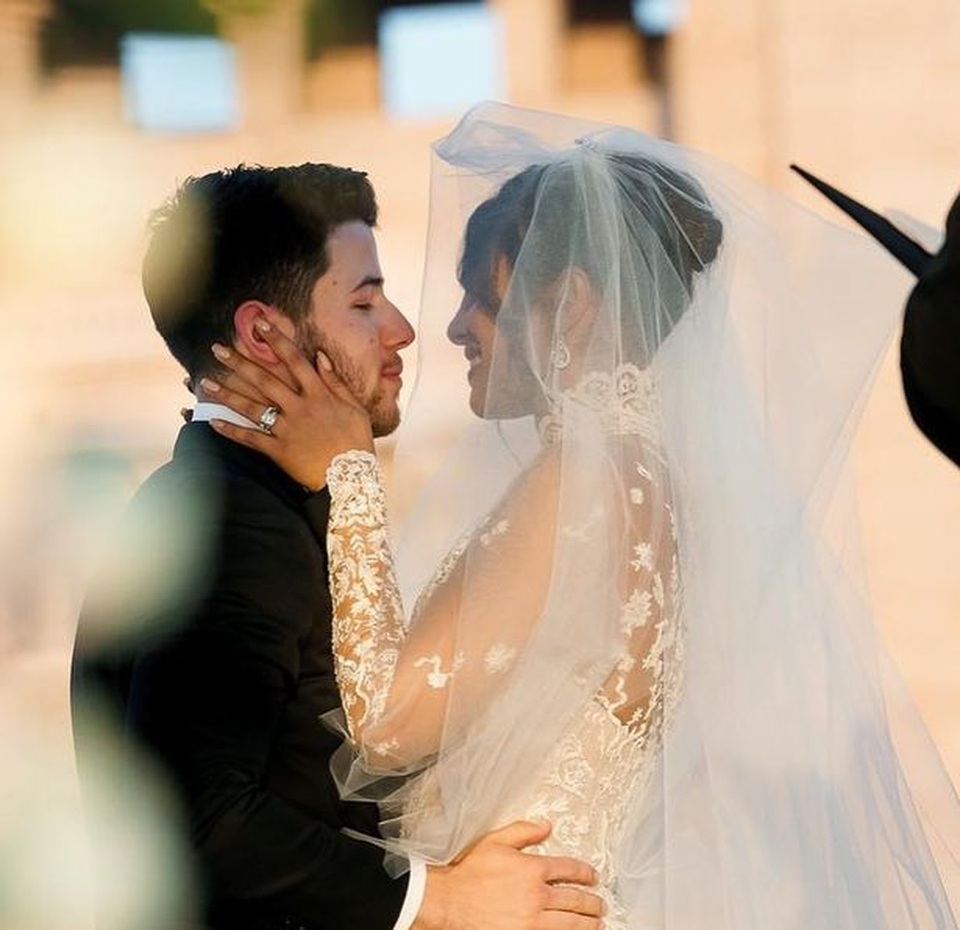 Nick Jonas chia sẻ về hôn nhân với hoa hậu hơn 10 tuổi - 3 Nick Jonas chia sẻ về hôn nhân với hoa hậu hơn 10 tuổi - 3